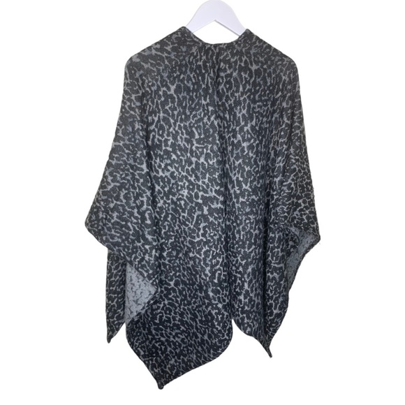 LA VIE EN ROSE Animal Print Open Front Poncho Cape Grey One Size - Picture 6 of 9